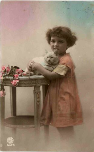 Kind mit Katze