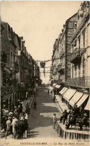 Trouville sur Mer - La Rue de Paris fleurie