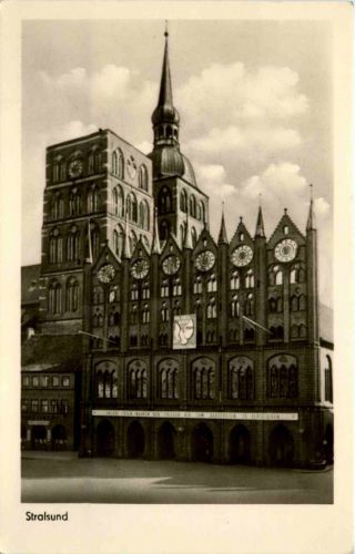 Stralsund - Kirche und Rathaus