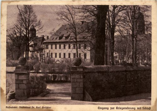 Neustadt-Orla , Eingang zur Kriegerehrung mit Schloss