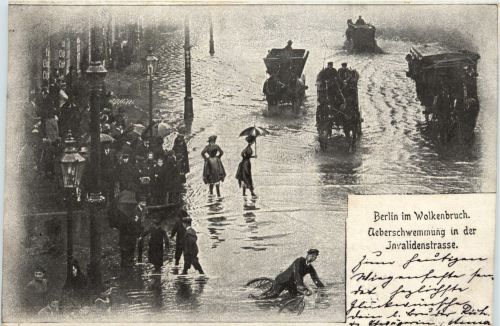 Berlin - Überschwemmung in der Invaldenstrasse