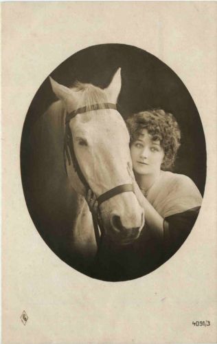 Frau mit Pferd