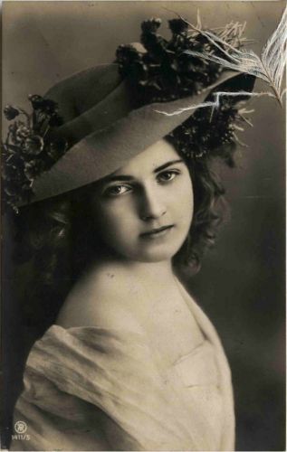 Frau mit Hut