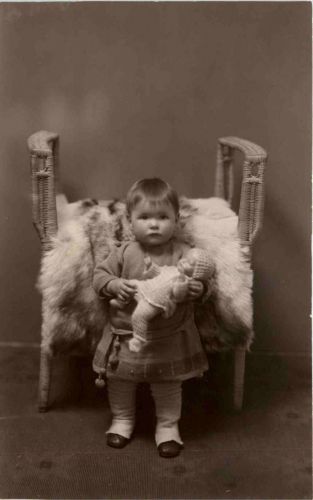 Kind mit Puppe - Doll