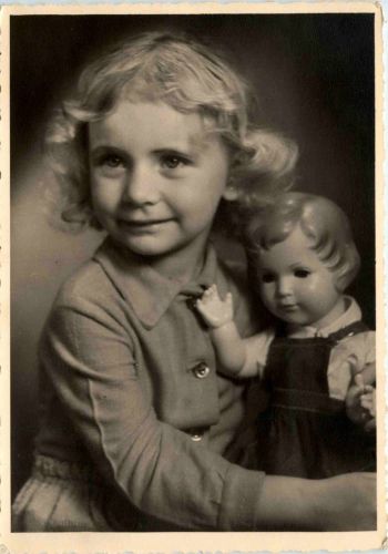 Kind mit Puppe - Doll