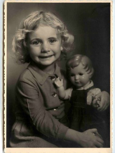 Kind mit Puppe - Doll