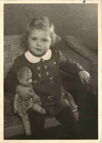Kind mit Puppe - Doll