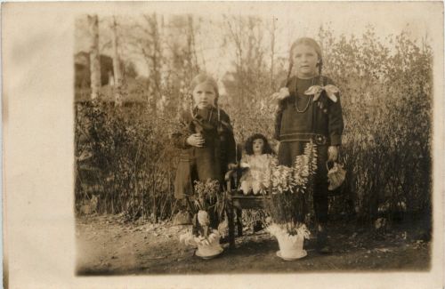 Kind mit Puppe - Doll