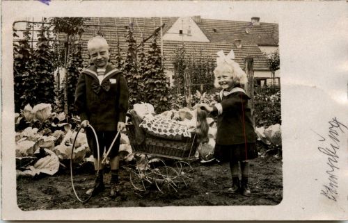 Kind mit Puppe - Doll