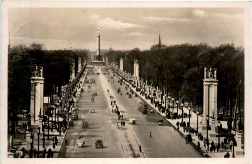 Berlin - Ost West Strasse im Festschmuck