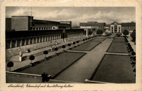 Düsseldorf - Ehrenhof mit Ausstellungshallen