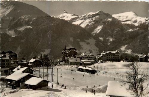Wengen - Dorfpartie mit grosser Eisbahn