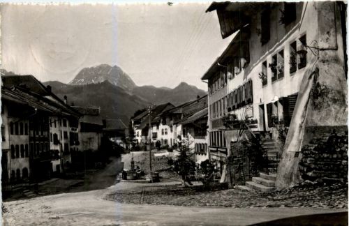 Gruyeres - la rue et le Moleson