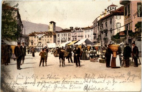 Locarno - Piazza Grande un giorno di mercato