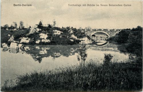 Berlin Dahlem - Teichanlage mit Brücke