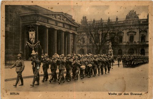Berlin - Wache vor dem Ehrenmal