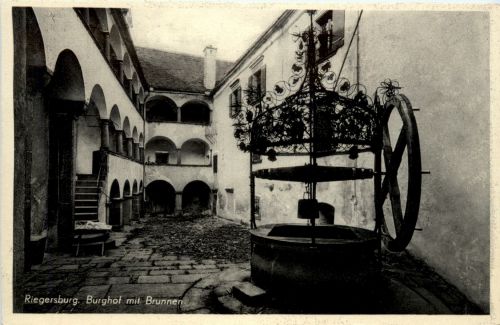 Sonstige/Tirol - Riegersburg, Burghof mit Brunnen