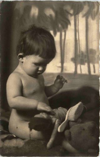 Kind mit Teddy