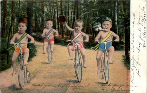 Kinder auf Fahrrad