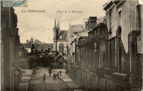 La Delivrande - Place de la basilique