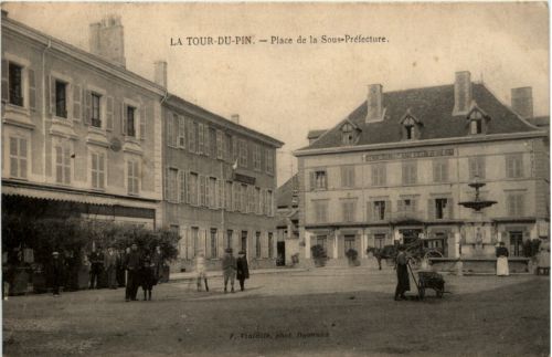 LA tour du Pin - Place de la Sous Prefecture