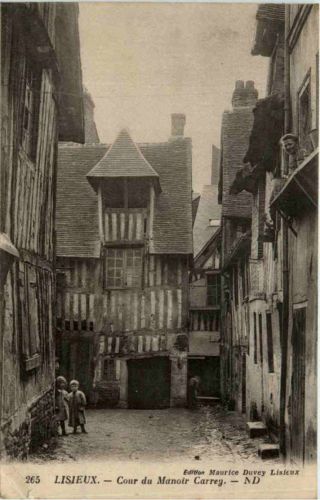 Liseux - Cour du Manoir Carrey