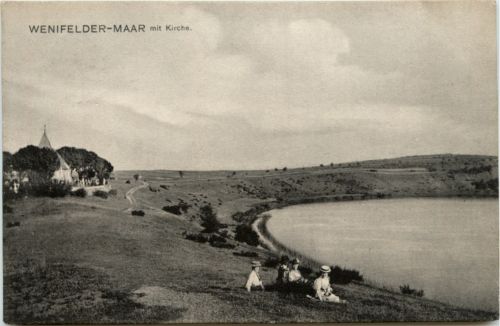 Wenifelder Maar mit Kirche