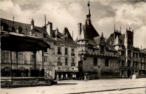 Saumur - Place de la Republique