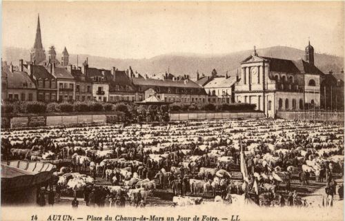 Autun - Place du Champ de Mars un Jour de Foire
