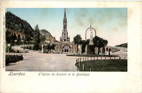 Lourdes - L Eglise du Rosaire et la basilique