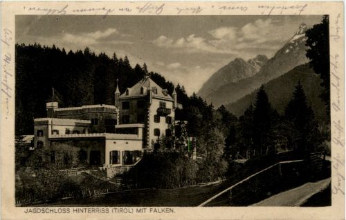 Hinterriss: Jagdschloss mit Falken