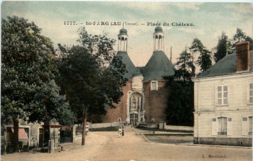 St. Fargeau - Place du Chateau