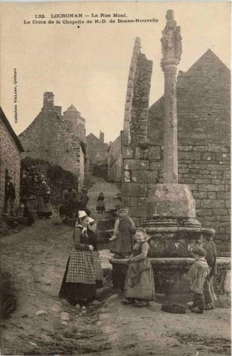 Locronan - La Rue Moai