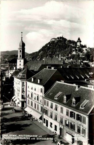 Graz/Steiermark - Neutorgasse mit Franziskanerkirche und Schlossberg