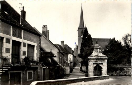 Moissey - La Fontaine et l Eglise