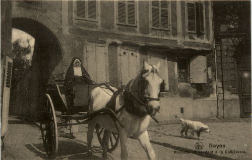 Noyon - Nonnette se rendant a la Cathedrale