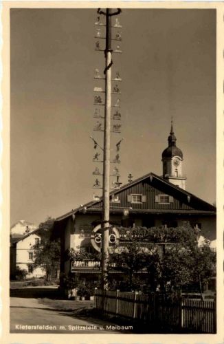 Kiefersfelden mit Spitzstein und Maibaum