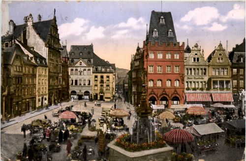 Trier, Hauptmarkt mit Petersbrunnen und Rotes Haus