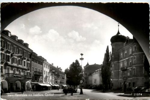 Lienz, Hauptplatz mit Liebburg