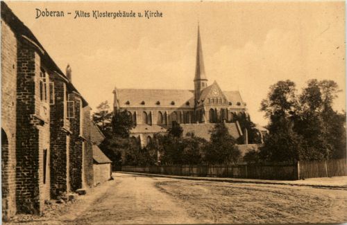 Doberan - Altes Klostergebäude und Kirche