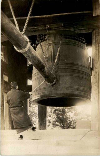 Monk rings the Bell . Buddhismus