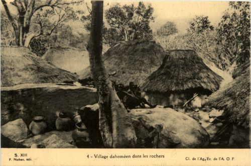 Dahomey - Benin - Village dahomeen danss les rochers