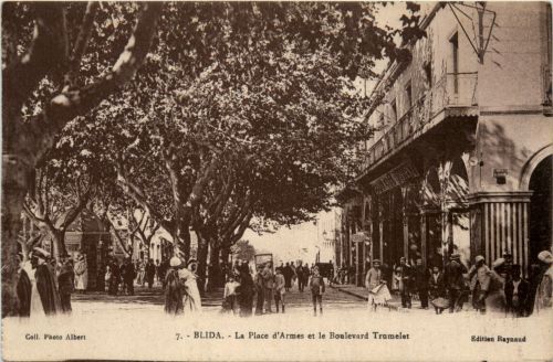 Blida, La Place dÀrmes et le Boulevard Trumelet
