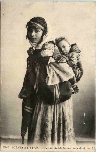 Algerien sonstige, Femme Kabyle portant son enfant