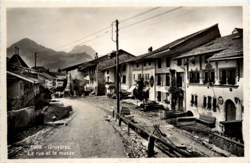 Gruyeres - La rue dt le musee