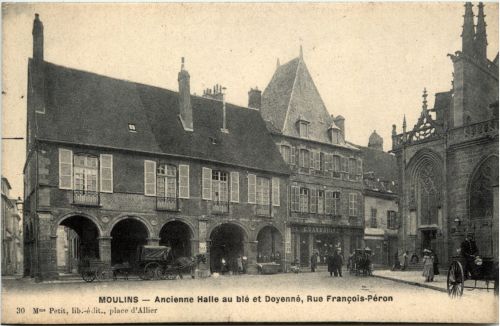 Moulins, Ancienne Halle au ble et Doyenne, Rue Francois-Peron
