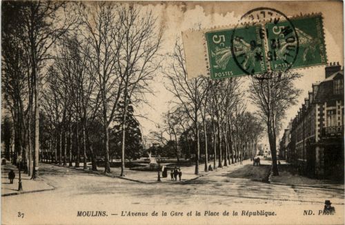 Moulins, LÀvenue de la Gare et la Place de la Republique