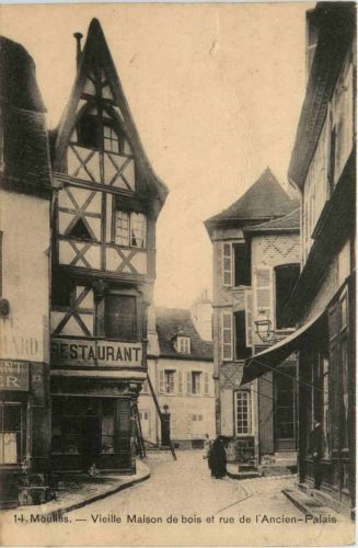 Moulins, Vieille Maison de bois et rue de lÀncien-Palais