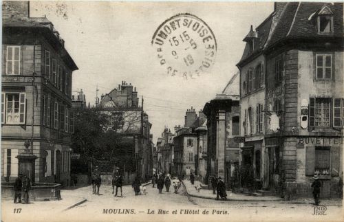 Moulins, La Rue et l`Hotel de Paris