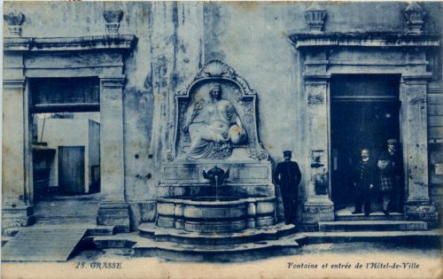 Grasse, Fontaine et entree del`Hotel de Ville